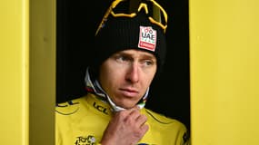 Tadej Pogacar la mine triste sur le podium du Tour de France après la 19e étape, 25 juillet 2025