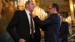 Le gendarme français Daniel Nivel décoré par le ministre allemand Heiko Maas, à Paris le 16 octobre 2018