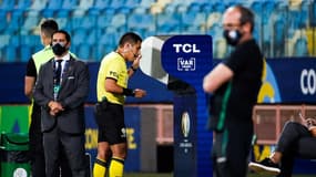 L'arbitre Diego Haro consulte les images au bord du terrain 