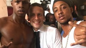 Photo polémique avec un jeune faisant un doigt d'honneur: la réponse de Macron
