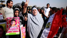 Familles de victimes de la répression de la "Révolution du Nil" devant une école de police du Caire, où s'est déroulé le procès d'Hosni Moubarak. Le procès d'Hosni Moubarak aurait été inconcevable il y a un an et demi, mais ceux qui l'ont contraint à la d