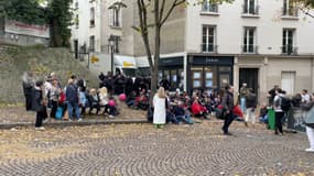 Les boulistes et riverains de Montmartre près du terrain lors de l'expulsion du club lundi 21 octobre 2024.