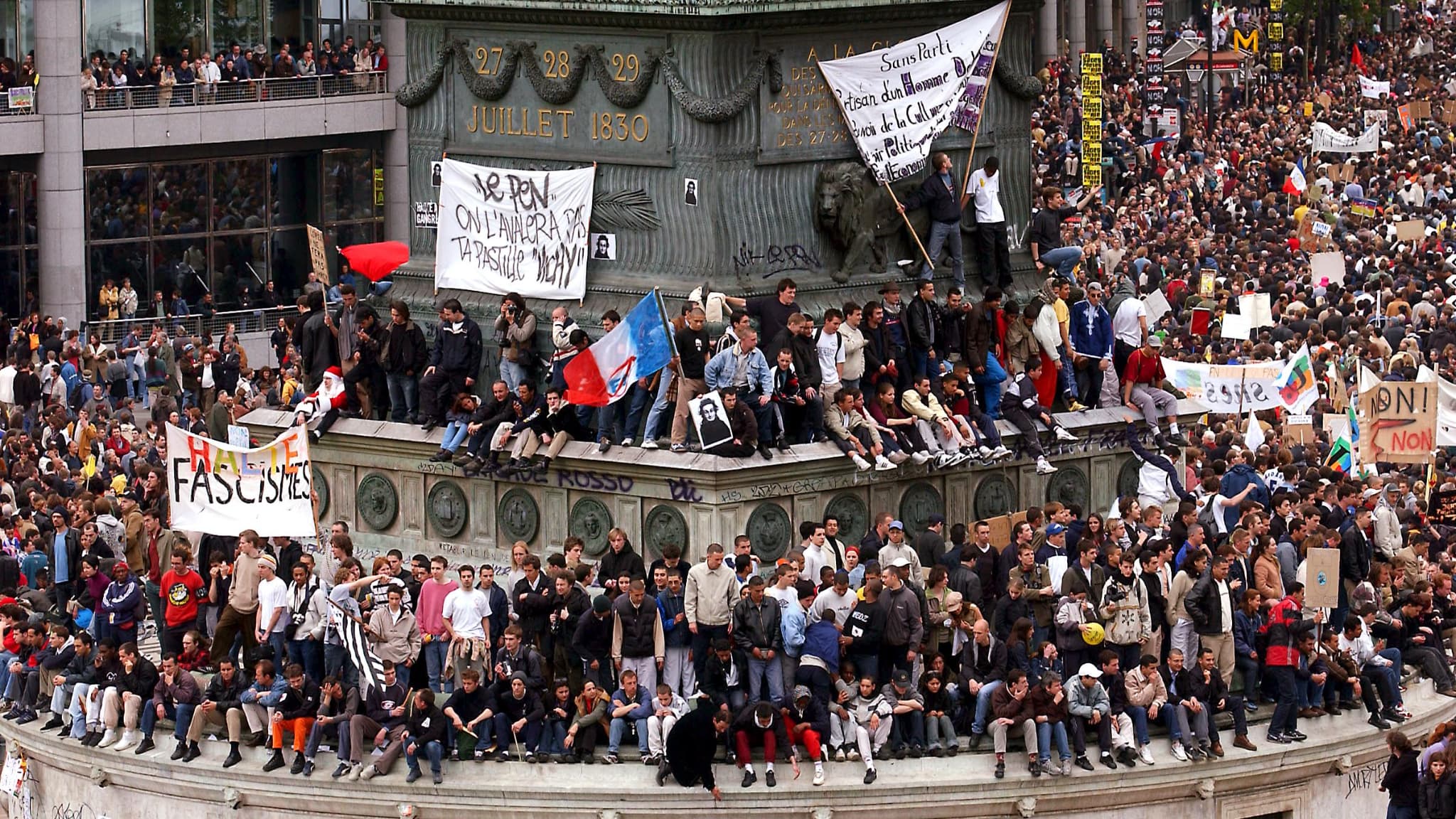 La manifestation du 1er-Mai 2002 à Paris, qui rassemble des milliers de personnes contre Jean-Marie Le Pen pendant l'entre-deux-tours de la présidentielle. 