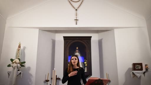 Claudia Rocha dirige la cérémonie religieuse dans l'église de Carrapatelo au Portugal, le 18 février 2017