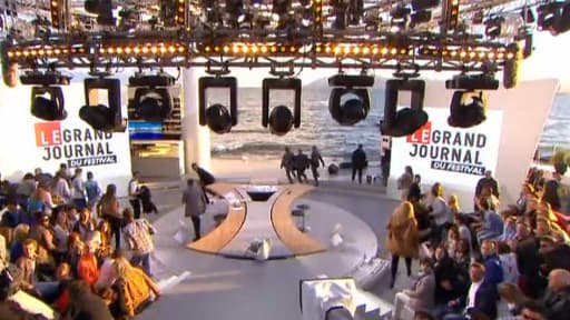 Le public fuit le plateau, paniqué.