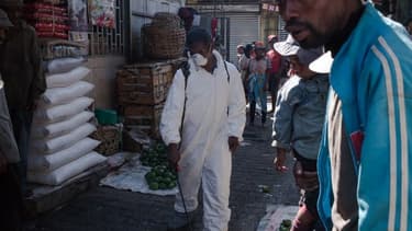 Un homme désinfecte les rues du marché d'Antananarivo, le 10 octobre 2017.