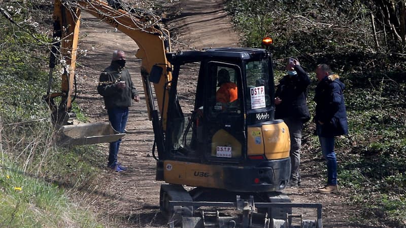 Les fouilles conduites par la gendarmerie pour retrouver le corps d'Estelle Mouzin, le 9 avril 2021 à Issancourt-et-Rumel.