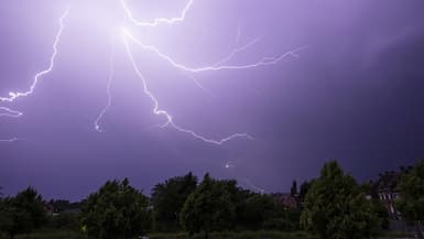 De violents orages se sont abattus sur une grande partie de la France, dont Paris et sa petite couronne, dans la nuit de vendredi à samedi, le 14 juin 2025 à Bruay-la-Buissiere.