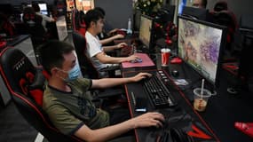 De jeunes Chinois jouent à des jeux vidéo dans un cybercafé de Pékin, le 10 septembre 2021