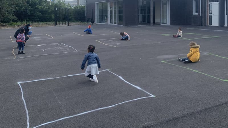 Des enfants dans une cour d'école de Tourcoing, le 12 mai 2020.