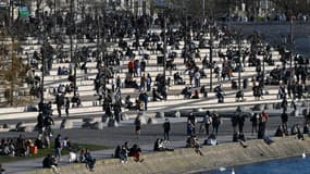 Les bords du Rhône à Lyon, en France, avant le couvre-feu, le 25 mars 2021