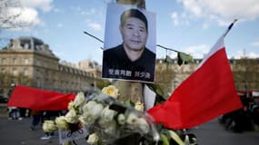 Un portrait de Liu Shaoyao, tué lors d'une intervention policière à son domicile à Paris, est affiché le 2 avril 2017 lors d'une manifestation Place de la République à Paris