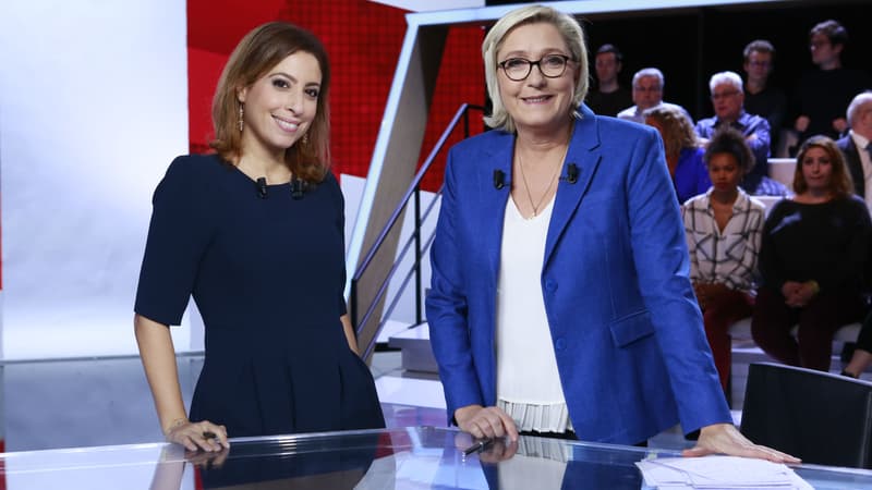 Marine Le Pen avec Léa Salamé sur le plateau de "L'émission politique" sur France, le 19 octobre 2017