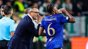 L'entraîneur niçois Franck Haise en discussion avec Hicham Boudaoui pendant un match contre Ferencvaros, le 24 octobre 2024