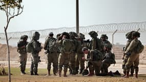 Des soldats israéliens patrouillent dans le kibboutz Beeri près de Gaza, lors d'une visite presse, le 22 octobre 2023