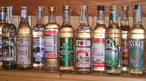Des bouteilles au musée de la vodka, à Verkhnie Mandrogui, dans le nord de la Russie. (photo d'illustration)