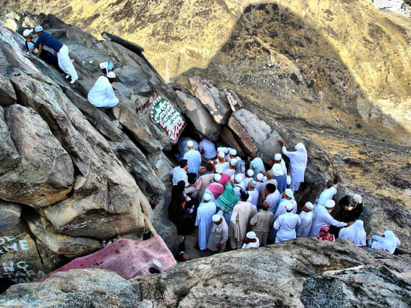 Des musulmans visitant la grotte de Hira, en Arabie saoudite, où la tradition islamique assure que Mahomet a reçu ses premières révélations. Des musulmans visitant la grotte de Hira, en Arabie saoudite, où la tradition islamique assure que Mahomet a reçu ses premières révélations.