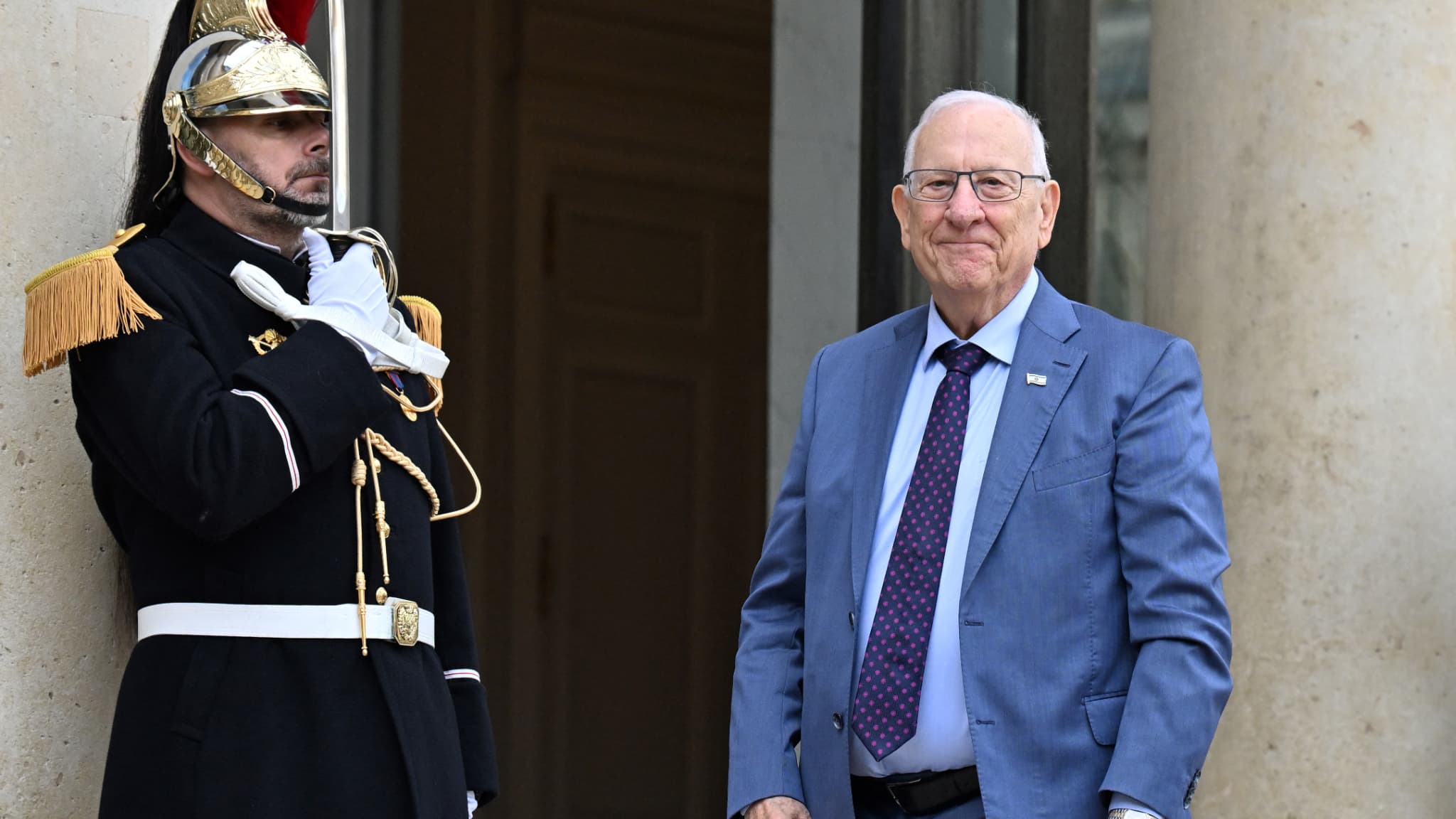 L'ancien président israélien Reuven Rivlin à son arrivée à l'Élysée pour une réunion avec Emmanuel Macron, le 20 novembre 2023.