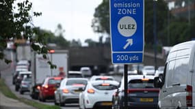 Des véhicules passent devant un panneau indiquant la zone à très faibles émissions (ULEZ) près de Hanger Lane, dans l'ouest de Londres, le 22 juillet 2023.