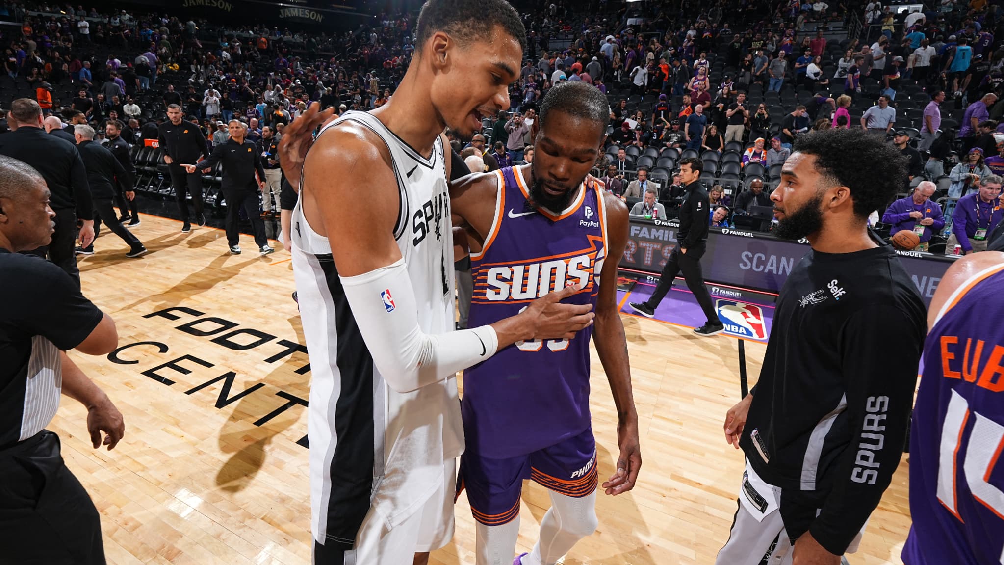 Victor Wembanyama et Kevin Durant après le match entre les San Antonio Spurs et les Phoenix Suns, le 03/11/2024