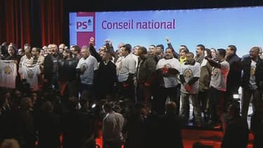 Une cinquantaine de manifestants de PSA Aulnay ont interrompu le conseil national du PS.
