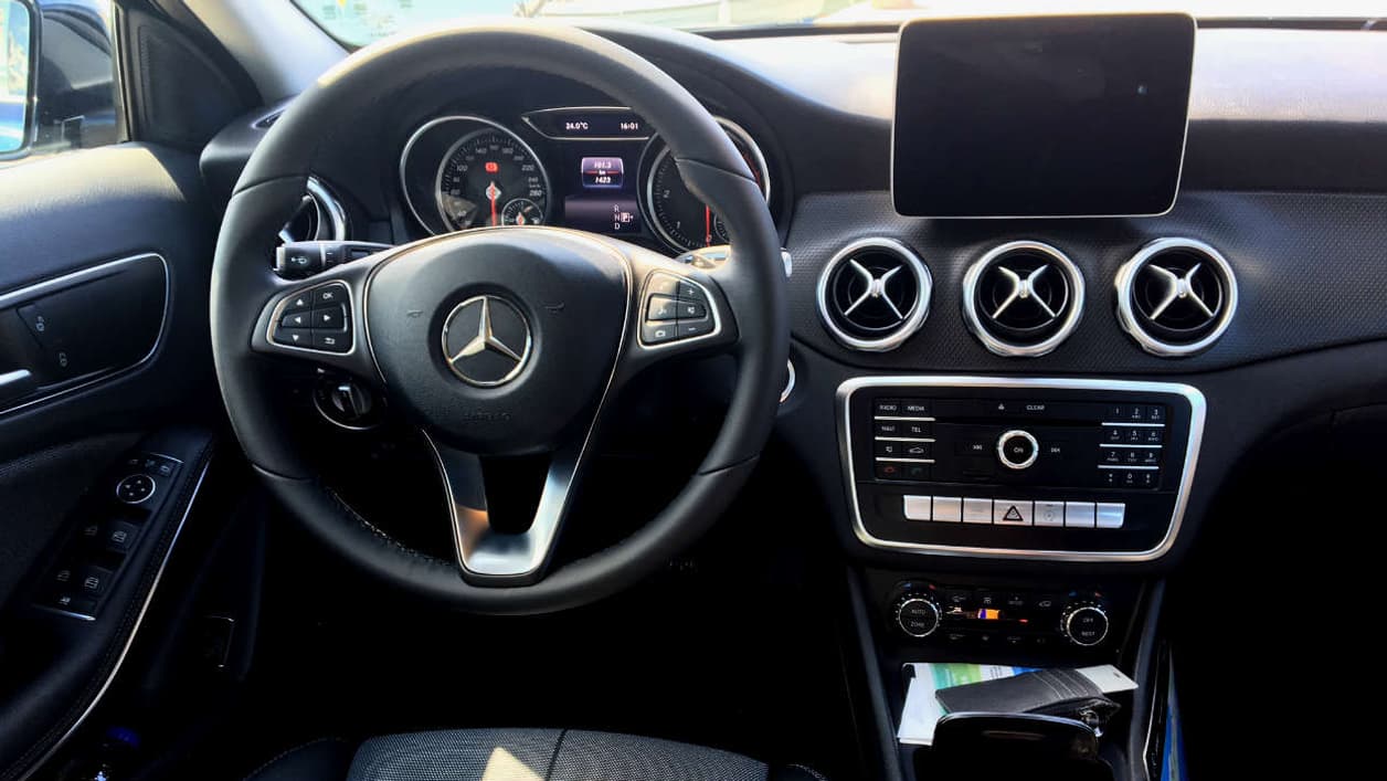 Mercedes installe de série le volant cuir multifonctions dans toutes les versions du GLA. Mercedes installe de série le volant cuir multifonctions dans toutes les versions du GLA.