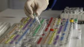 Du matériel génétique dans un laboratoire. Le Parlement français a adopté définitivement jeudi le projet de loi sur la bioéthique qui interdit la recherche sur les embryons et les cellules souches embryonnaires, avec toutefois des dérogations. /Photo d'ar