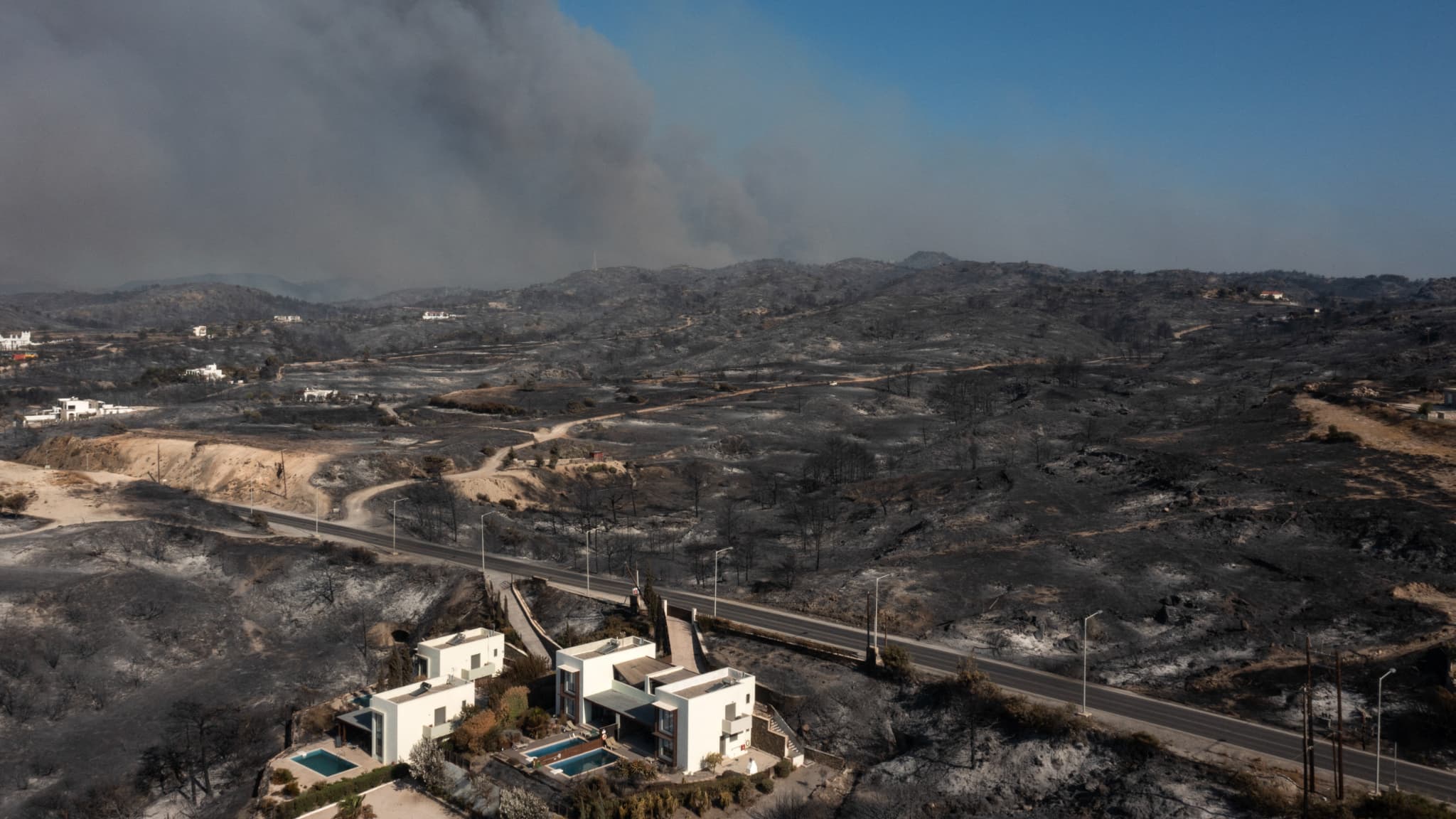 Vue aérienne du village de Kiotari, sur l'île de Rhodes, le 24 juillet 2023.