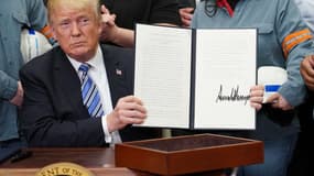 Donald Trump, lors de la signature du décret imposant une taxe de 10% sur les importations d'acier et de 25% sur celles d'aluminium, le 8 mars 2018.