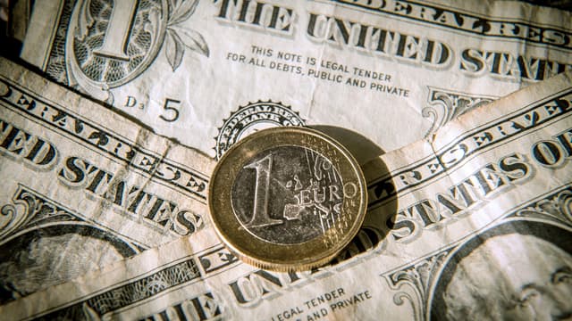 L'Euro a repris sa descente contre Dollar, après plusieurs semaines de relative stabilité, peut-être de quoi viser à nouveau un objectif de parité.