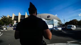 Un CRS devant le Parc des Princes, le 15 septembre 2023