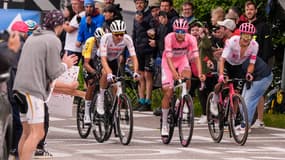 De gauche à droite, Juan Ayuso, Issac Del Toro et Richard Carapaz lors de la 15e étape du Tour d'Italie, le 25 mai 2025