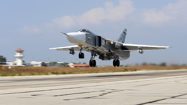Un Sukhoi russe décolle de la base de Hmeomim, en Syrie, le 3 octobre 2015.