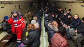 Prisonniers ukrainiens échangés patientant dans un avion le 29 décembre 2019 à Kharkiv, en Ukraine