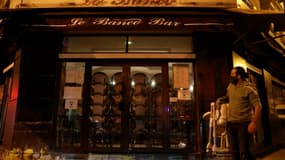 Fermeture d'un bar à Paris, le 5 octobre 2020