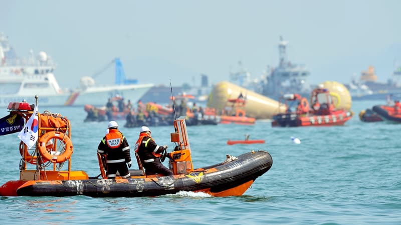 Des équipes de secours partent rechercher les victimes du bateau naufragé, le Sewol, au large de la Corée du Sud, le 23 avril 2014.