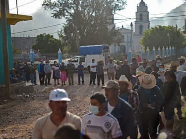 Des personnes font la queue devant un bureau de vote, le 6 juin 2021 à Atzacoaloya, au Mexique. (photo d'illustration)