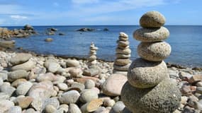 Un cairn de galets sur une plage des îles Scilly, au Royaume-Uni. (Photo d'illustration) 