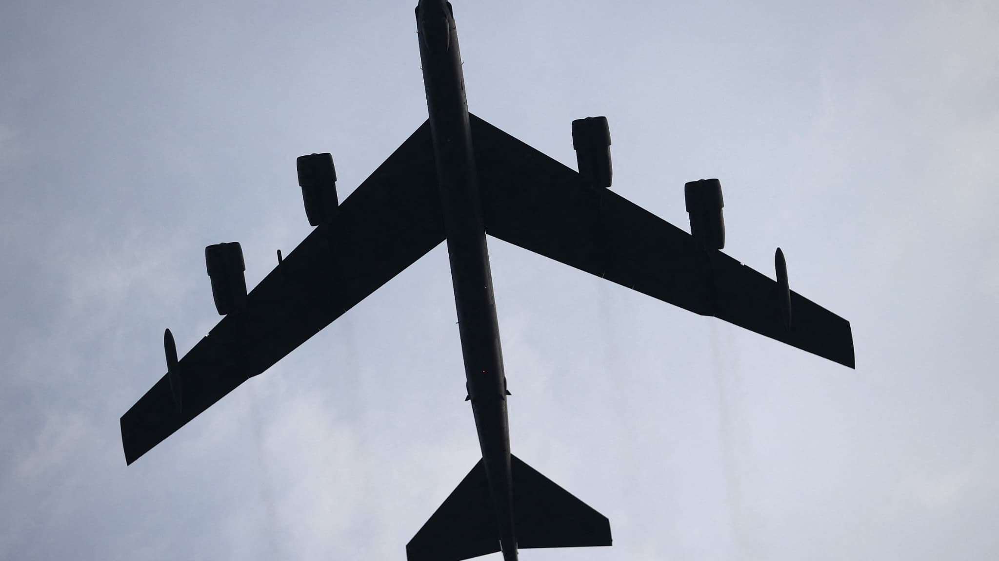 Un Boeing B-52 Stratofortress survole la Maison-Blanche à l'occasion de la fête nationale, à Washington, aux États-Unis, le 4 juillet 2020 Un Boeing B-52 Stratofortress survole la Maison-Blanche à l'occasion de la fête nationale, à Washington, aux États-Unis, le 4 juillet 2020
