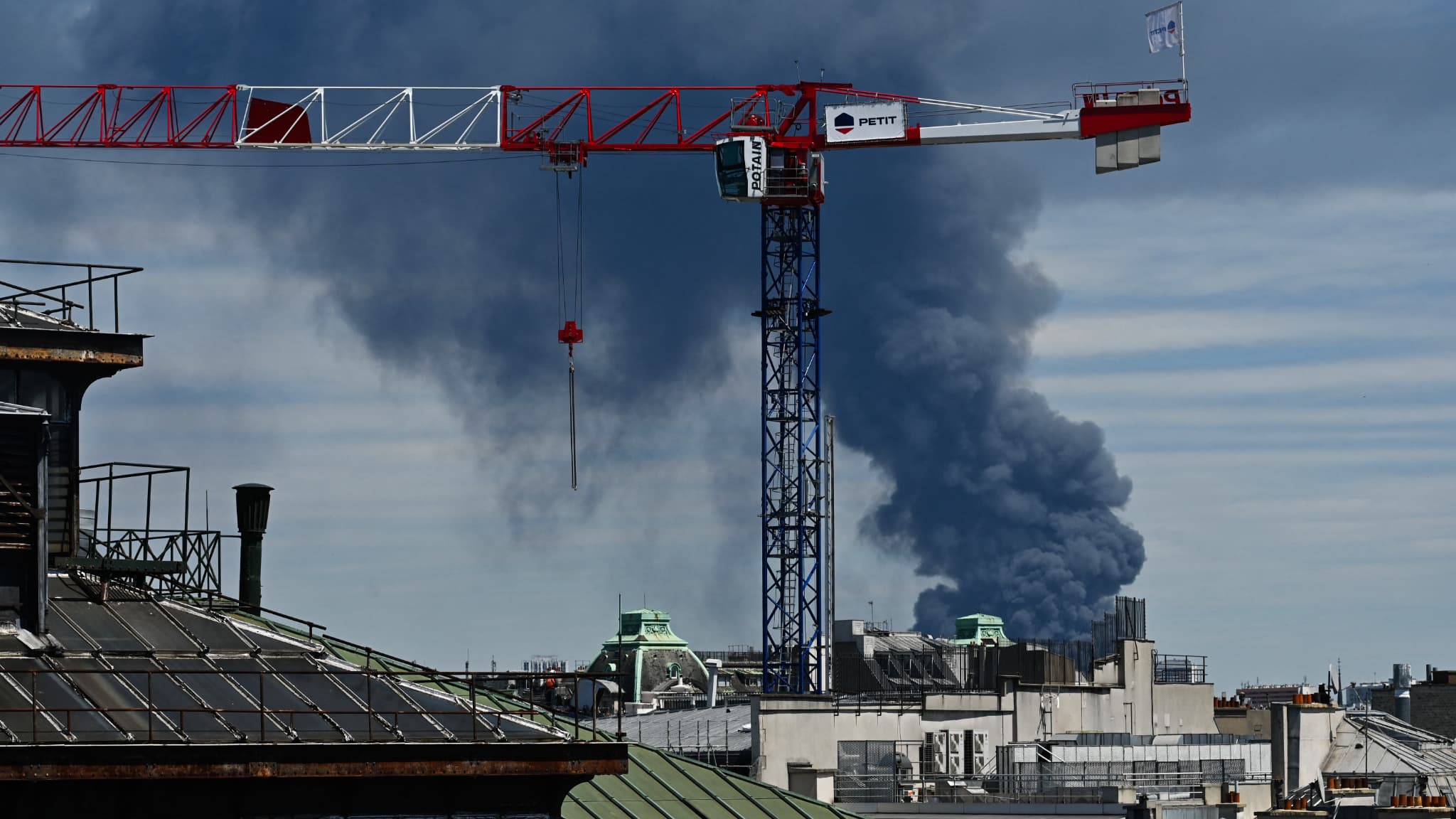 Épaisse fumée noire dans le ciel après l’incendie à Bobigny