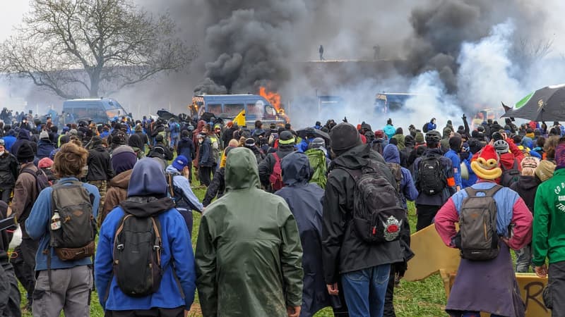 Une nouvelle manifestation interdite contre les bassines a donné lieu à de violents affrontements le samedi 25 mars dans les Deux-Sèvres, au moins 2 fourgons de gendarmes ont été incendiés.