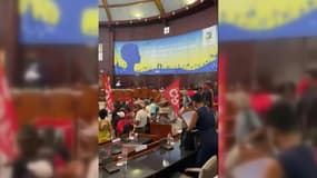 Image tirée d'une vidéo montrant des manifestants antipass sanitaire dans l'hémicycle du Conseil régional de la Guadeloupe, le 23 décembre 2021 à Basse-Terre