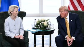 Donald Trump s'entretient avec Ursula von der Leyen lors d'une réunion à Turnberry, dans le sud-ouest de l'Écosse, le 27 juillet 2025.