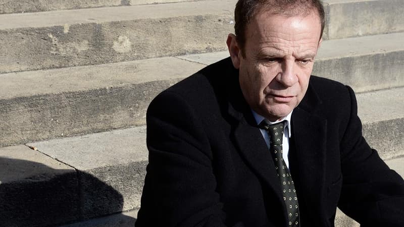 Trois ans de prison et 375.000 euros d'amende ont été requis à l'encontre de François-Marie Banier, ici assis sur les marches du palais de justice de Bordeaux, dans le procès Bettencourt