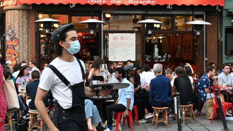 Des clients attablés à une terrasse à Paris, le 2 juin 2020, jour de la réouverture partielle des bars et restaurants