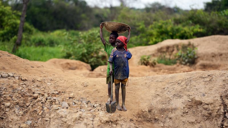 Des enfants qui travaillent dans une mine d'or en Centrafrique, en 2014.
