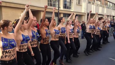 Une dizaine de Femen se sont réunies devant l'hôtel parisien où le FN lançait sa campagne pour les européennes.