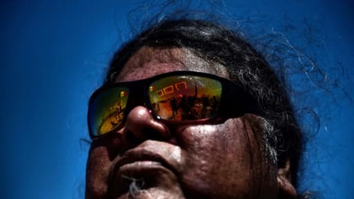 Un Amérindien de la tribu Tohono O'odham proteste contre le mur de Trump dans le désert d'Altar, au Mexique à la frontière avec les Etats-Unis, le 25 mars 2017