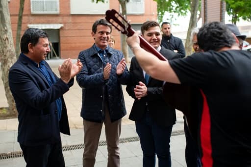 L'ex-Premier ministre français Manuel Valls (2e à g), ici à la rencontre de la communauté gitane de Barcelone le 18 mai 2019, est placé en quatrième position par les sondages pour l'élection municipale de Barcelone, loin derrière les deu... L'ex-Premier ministre français Manuel Valls (2e à g), ici à la rencontre de la communauté gitane de Barcelone le 18 mai 2019, est placé en quatrième position par les sondages pour l'élection municipale de Barcelone, loin derrière les deu...