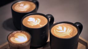 Tasses de café dans une enseigne Starbucks